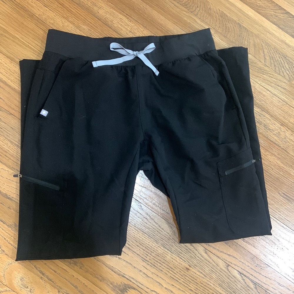 Women’s Figs Karuo Cargo Scrub Pant